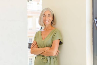 Evde orta yaşlı bir kadın.