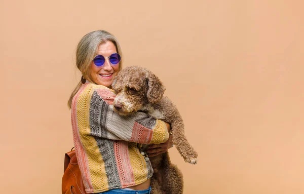 Meia Idade Hippie Mulher Com Cão — Fotografia de Stock