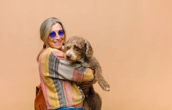 Meia Idade Hippie Mulher Com Cão — Fotografia de Stock