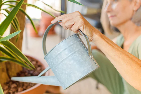 Mulher Meia Idade Com Plantas — Fotografia de Stock