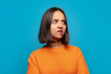 İspanyol kadının şüphesi ya da düşüncesi, dudağını ısırması ve kendini güvensiz ve gergin hissetmesi, kenar boşluğu kopyalamak istemesi.