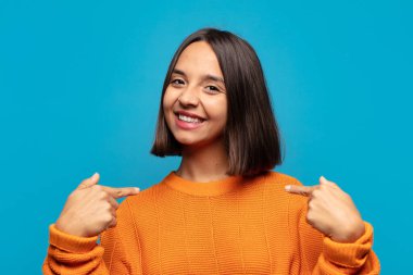 İspanyol kadın gururlu, kibirli, mutlu, şaşırmış ve tatmin olmuş görünüyor, kendini gösteriyor, kazanan gibi hissediyor.