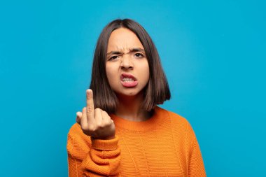 İspanyol kadın kızgın, sinirli, asi ve agresif hissediyor, orta parmağını sallıyor, karşı koyuyor.