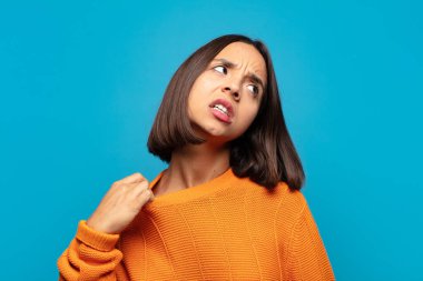 İspanyol kadın kendini stresli, endişeli, yorgun ve hayal kırıklığına uğramış hissediyor.