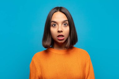 İspanyol kadın çok şaşırmış ya da şaşkın bakıyor, ağzı açık bir şekilde 