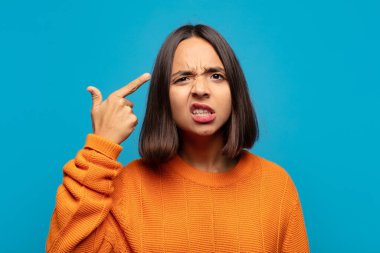 İspanyol kadın şaşkın ve şaşkın hissediyor. Deli, deli ya da aklını kaçırmış olduğunu gösteriyor.