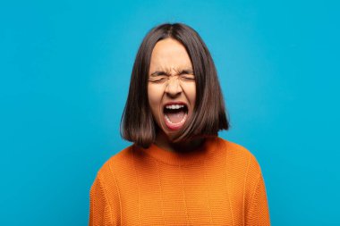 İspanyol kadın agresif bir şekilde bağırıyor, çok kızgın, hayal kırıklığına uğramış, öfkeli ya da sinirli görünüyor, hayır diyor.