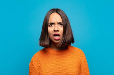 İspanyol kadın şok olmuş, kızgın, sinirli ya da hayal kırıklığına uğramış, ağzı açık ve öfkeli görünüyor.