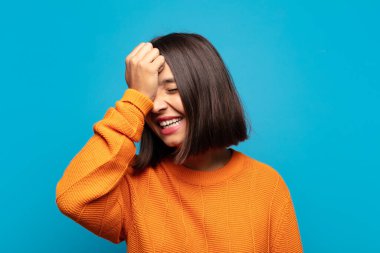 İspanyol kadın gülüyor ve alnına şaplak atıyor. Unuttum ya da aptalca bir hataydı. 