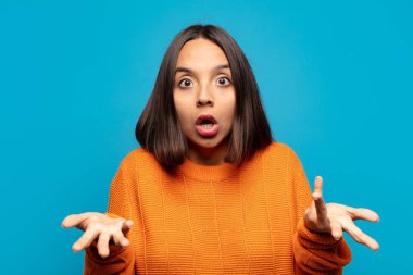 İspanyol kadın ağzı açık ve şaşırmış, şok olmuş ve hayrete düşmüş inanılmaz bir sürprizle