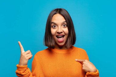 İspanyol kadın gururlu ve şaşırmış hissediyor, kendine güvenen, başarılı bir numara gibi hisseden