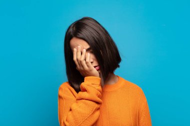 İspanyol kadın yorgun, sıkıcı ve can sıkıcı bir işten sonra sıkılmış, hayal kırıklığına uğramış ve uykulu hissediyor.