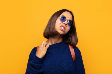 İspanyol kadın kendini stresli, endişeli, yorgun ve hayal kırıklığına uğramış hissediyor.