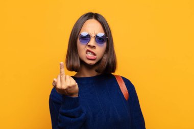 İspanyol kadın kızgın, sinirli, asi ve agresif hissediyor, orta parmağını sallıyor, karşı koyuyor.