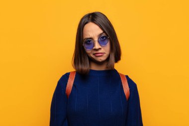 İspanyol kadın gururlu, kendinden emin, havalı, küstah ve küstah görünüyor, gülümsüyor, başarılı hissediyor.