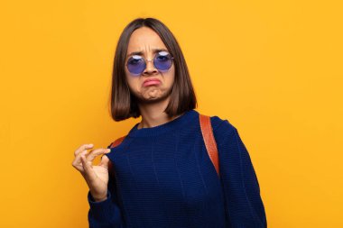 İspanyol kadın kibirli, başarılı, pozitif ve gururlu görünüyor.