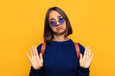 İspanyol kadın gergin, endişeli ve endişeli görünüyor, benim hatam olmadığını söylüyor, yoksa ben yapmadım. 