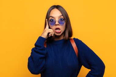 İspanyol kadın şaşırmış, ağzı açık, şok olmuş, yeni bir düşünce, fikir ya da konsept keşfediyor.