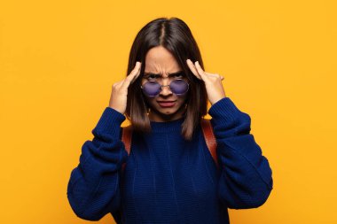 İspanyol kadın stresli ve hayal kırıklığına uğramış görünüyor. Baskı altında, baş ağrısı ve sorunlarıyla çalışıyor.