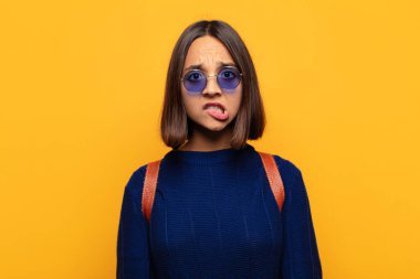 İspanyol kadın şaşkın ve şaşkın görünüyor. Sinirli bir hareketle dudağını ısırıyor. Sorunun cevabını bilmiyor.