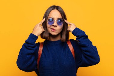 İspanyol kadın konsantre olmuş ve bir fikir üzerinde kafa yoruyor, bir meydan okumaya veya soruna bir çözüm hayal ediyor.