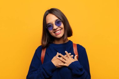 İspanyol kadın romantik, mutlu ve aşık, neşeyle gülümseyen ve kalbe yakın el ele tutuşan