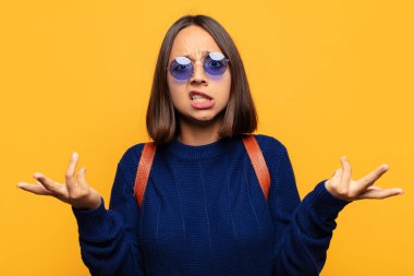 İspanyol kadın bilgisiz ve kafası karışık, hangi seçeneği seçeceğinden emin değil, merak ediyor.