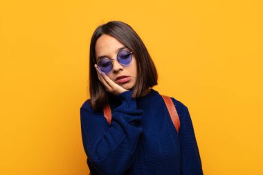 İspanyol kadın yorgun, sıkıcı ve can sıkıcı bir işten sonra sıkılmış, hayal kırıklığına uğramış ve uykulu hissediyor.