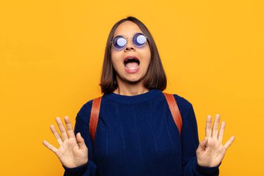 İspanyol kadın sersemlemiş ve korkmuş hissediyor. Korkutucu bir şeyden korkuyor. Elleri açık ve uzak dur diyor.