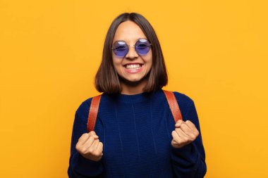 İspanyol kadın zaferle bağırıyor, gülüyor, mutlu ve heyecanlı hissediyor başarıyı kutlarken.