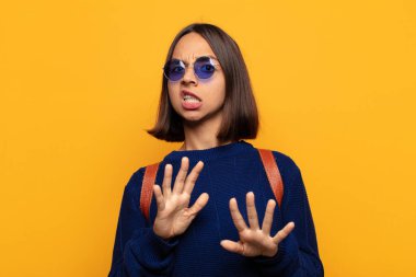 İspanyol kadın tiksinti ve mide bulantısı hissediyor. İğrenç, kokuşmuş ya da kötü kokan bir şeyden kaçıyor.