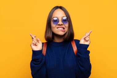 İspanyol kadın gergin ve umutlu, şans diliyor ve dua ediyor.