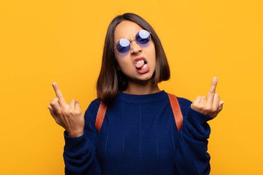 İspanyol kadın kışkırtıcı, agresif ve müstehcen hissediyor. İsyankar bir tavırla orta parmağını hareket ettiriyor.