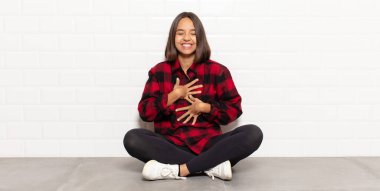 İspanyol kadın komik bir şakaya yüksek sesle gülüyor, mutlu ve neşeli hissediyor, eğleniyor.