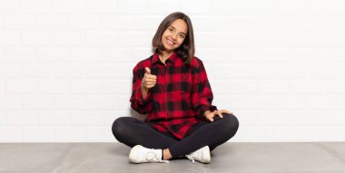 İspanyol kadın gururlu, kaygısız, kendinden emin ve mutlu, olumlu gülümsüyor.