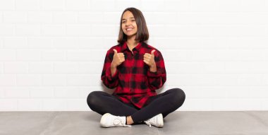 İspanyol kadın neşeyle gülümsüyor ve mutlu görünüyor, kaygısız ve pozitif hissediyor.