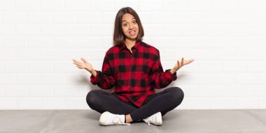 İspanyol kadın mutlu, kibirli, gururlu ve kendini beğenmiş görünüyor. Bir numara gibi hissediyor.