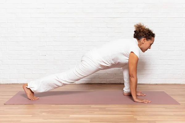 Mujer Mediana Edad Practicando Yoga — Foto de Stock