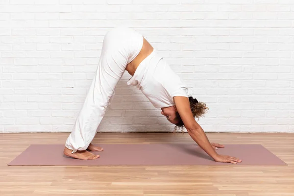 Mujer Mediana Edad Practicando Yoga — Foto de Stock