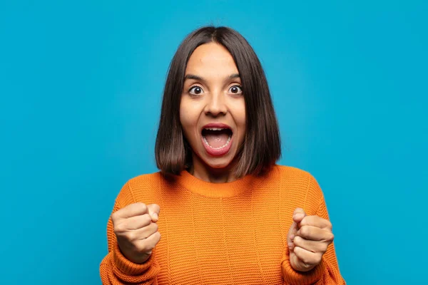 Hispanische Frau Ist Schockiert Aufgeregt Und Glücklich Lacht Und Feiert — Stockfoto