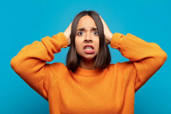 Hispanische Frau Die Sich Gestresst Besorgt Ängstlich Oder Verängstigt Fühlt — Stockfoto