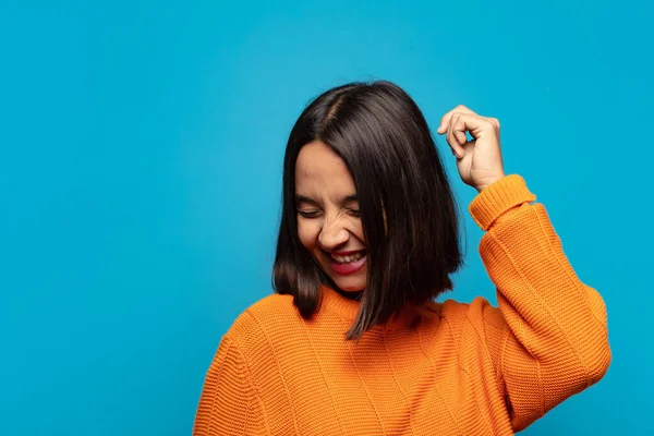 Mulher Hispânica Sorrindo Sentindo Despreocupada Relaxada Feliz Dançando Ouvindo Música — Fotografia de Stock