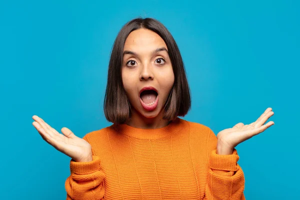 Mulher Hispânica Sentindo Feliz Animado Surpreso Chocado Sorrindo Surpreso Com — Fotografia de Stock