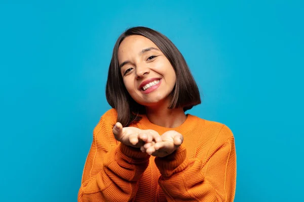 Mulher Hispânica Sorrindo Feliz Com Amigável Confiante Olhar Positivo Oferecendo — Fotografia de Stock