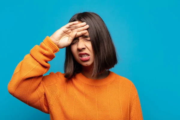 Mulher Hispânica Olhando Estressado Cansado Frustrado Secando Suor Fora Testa — Fotografia de Stock