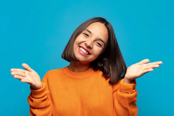 Mulher Hispânica Sorrindo Alegremente Dando Abraço Caloroso Amigável Amoroso Sentindo — Fotografia de Stock