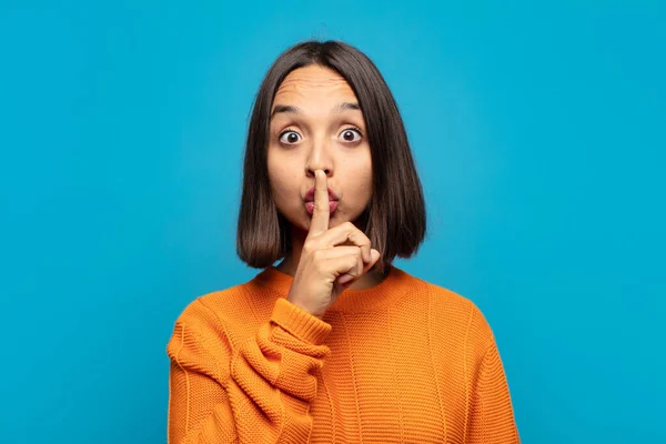 Hispanische Frau Sieht Ernst Aus Und Kreuzt Mit Dem Finger — Stockfoto