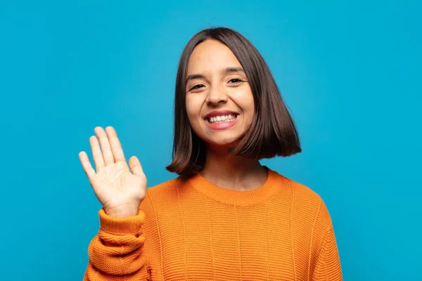 Mulher Hispânica Sorrindo Feliz Alegremente Acenando Mão Acolhendo Cumprimentando Você — Fotografia de Stock