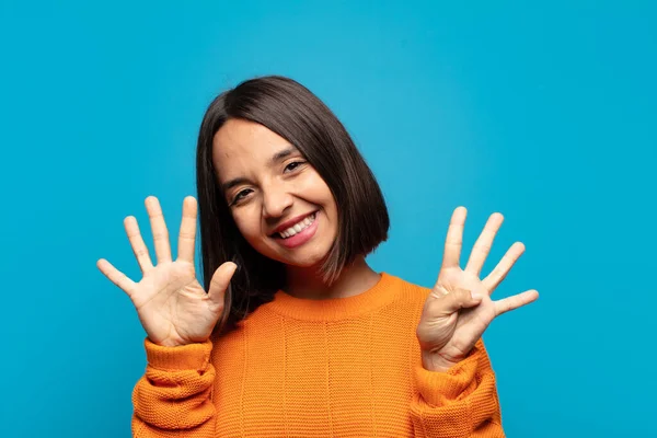 Donna Ispanica Sorridente Amichevole Mostrando Numero Nove Nono Con Mano — Foto Stock