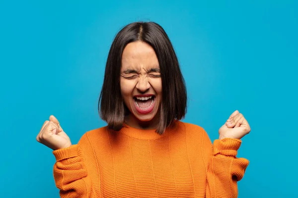 Hispánská Žena Vypadá Velmi Šťastný Překvapený Slaví Úspěch Křičí Skákání — Stock fotografie